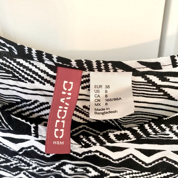 Size 8 H&M Divided Brand Summer Dress, Black and White Geometric Print - Picture 3 of 4